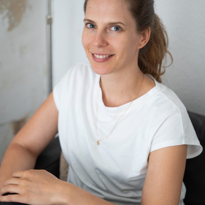 Charlotte Schlieker,

Heilpraktikerin

Osteopathie M.Sc.

Yoga-Lehrerin (BYV)

Doula (Ausbildung bei Melanie Schöne)

Mitglied im Verein Doulas in Deutschland e.V.